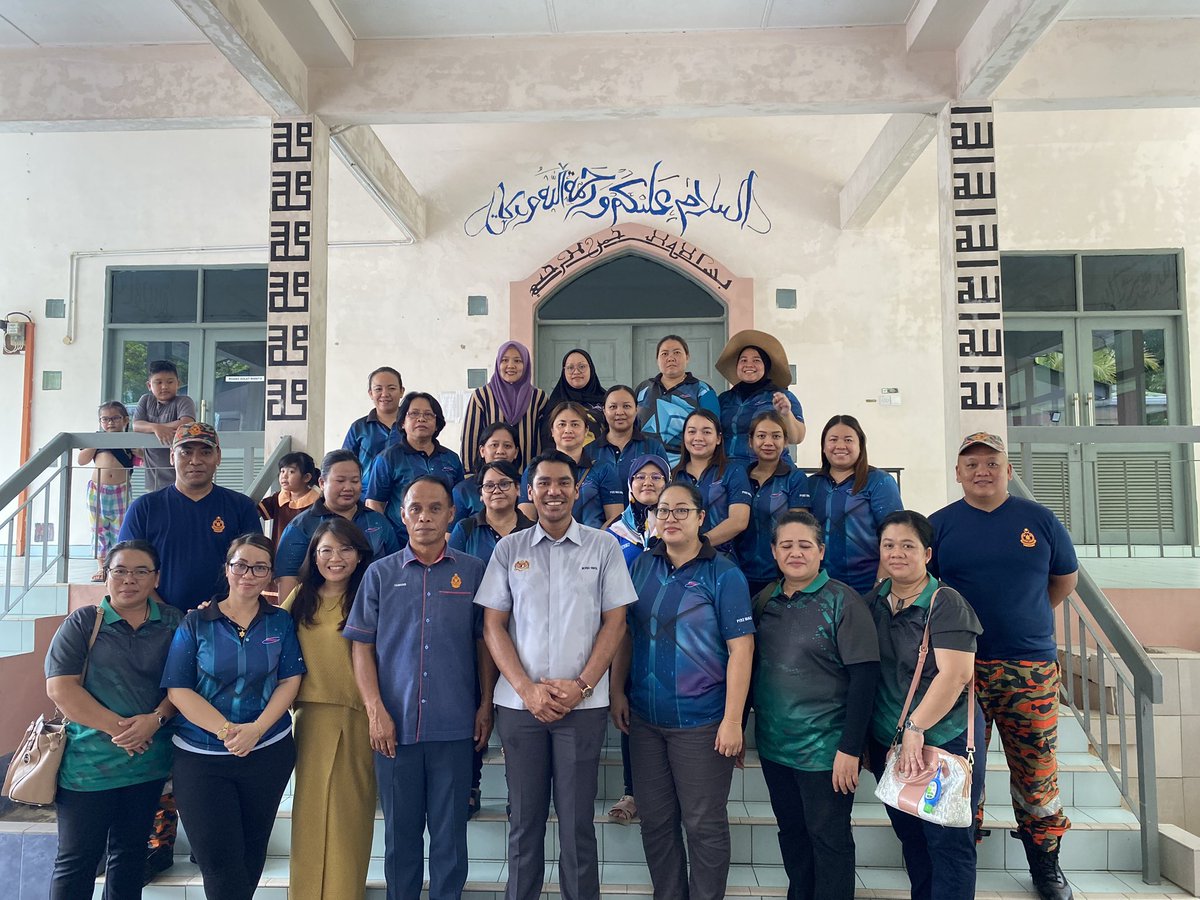 Mordibimol's tweet photo. Menerima jemputan daripada pihak Persatuan Keluarga Kemas P192 Mas Gading dan Balai Bomba Bau untuk menyempurnakan program memasak bubur lambuk! 

Slalu nanga dalam TV jak, kali tok sempat jua merasa gine cara gaul guna pengayuh sampan! Best!😍

#AnakMasGading 
#Madani https://t.co/PRVS4q6DWn