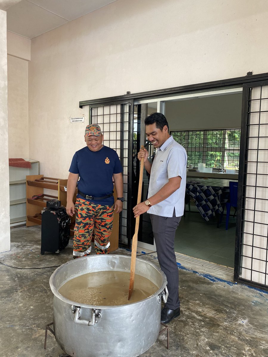 Mordibimol's tweet photo. Menerima jemputan daripada pihak Persatuan Keluarga Kemas P192 Mas Gading dan Balai Bomba Bau untuk menyempurnakan program memasak bubur lambuk! 

Slalu nanga dalam TV jak, kali tok sempat jua merasa gine cara gaul guna pengayuh sampan! Best!😍

#AnakMasGading 
#Madani https://t.co/PRVS4q6DWn