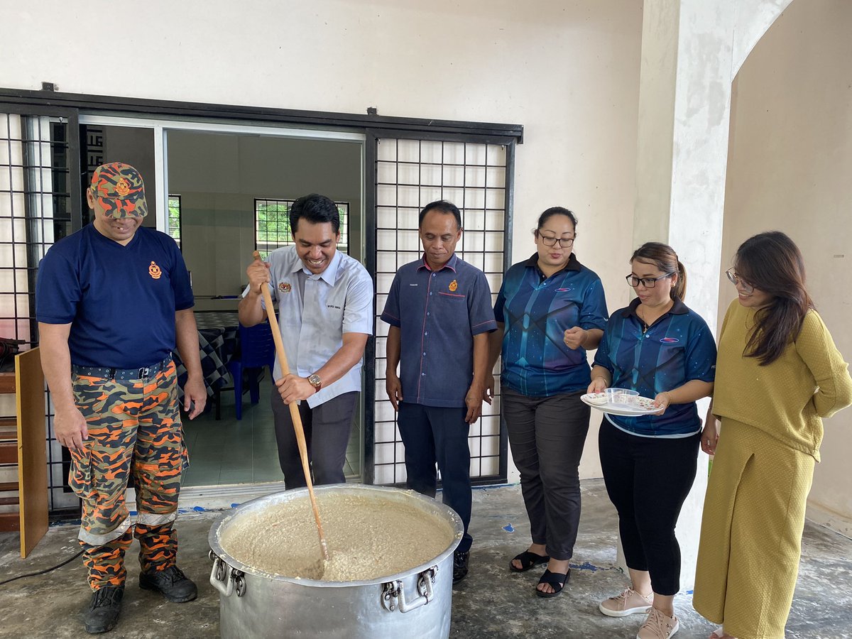 Mordibimol's tweet photo. Menerima jemputan daripada pihak Persatuan Keluarga Kemas P192 Mas Gading dan Balai Bomba Bau untuk menyempurnakan program memasak bubur lambuk! 

Slalu nanga dalam TV jak, kali tok sempat jua merasa gine cara gaul guna pengayuh sampan! Best!😍

#AnakMasGading 
#Madani https://t.co/PRVS4q6DWn
