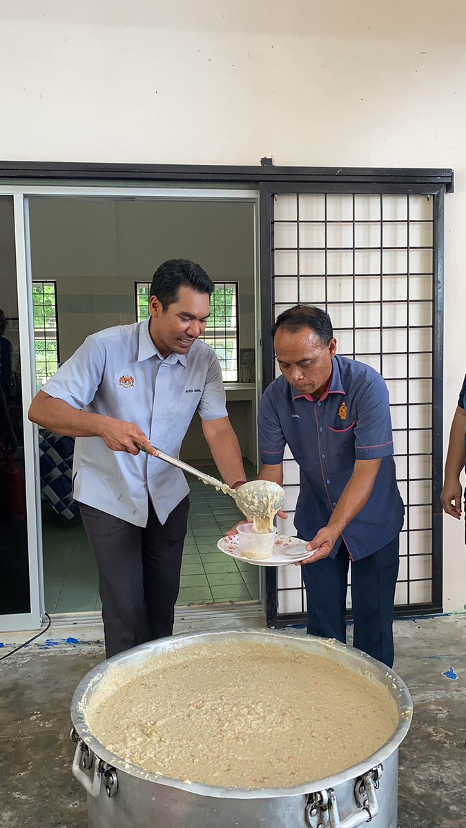 Mordibimol's tweet photo. Menerima jemputan daripada pihak Persatuan Keluarga Kemas P192 Mas Gading dan Balai Bomba Bau untuk menyempurnakan program memasak bubur lambuk! 

Slalu nanga dalam TV jak, kali tok sempat jua merasa gine cara gaul guna pengayuh sampan! Best!😍

#AnakMasGading 
#Madani https://t.co/PRVS4q6DWn