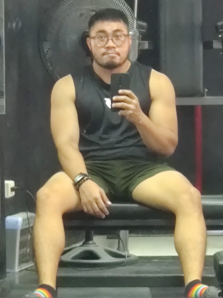 jasvex's tweet photo. Rainbow socks in the gym #gym #workout #pinoybear #bear https://t.co/QsqEA0XeTt