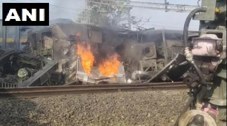 TOIBhopalNews's tweet image. Visuals: Two goods trains collided with each other near Singhpur railway station in MP. The engines of the trains caught fire after the collision. All trains on the Bilaspur-Katni route affected.