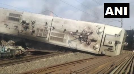TOIBhopalNews's tweet image. Visuals: Two goods trains collided with each other near Singhpur railway station in MP. The engines of the trains caught fire after the collision. All trains on the Bilaspur-Katni route affected.