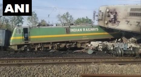 TOIBhopalNews's tweet image. Visuals: Two goods trains collided with each other near Singhpur railway station in MP. The engines of the trains caught fire after the collision. All trains on the Bilaspur-Katni route affected.