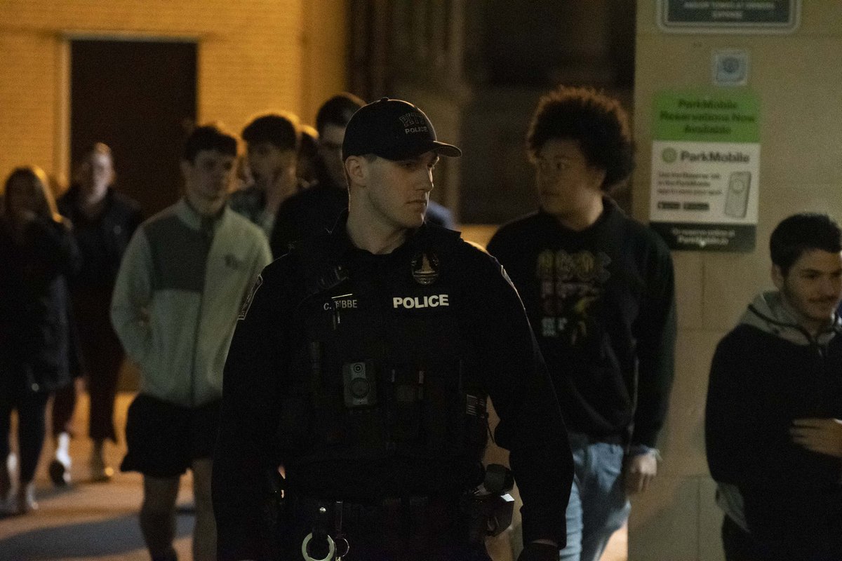 lilly_kubit's tweet photo. Protesters stood outside Pitt’s O’Hara Ballroom for the entirety of the debate featuring Daily Wire’s Michael Knowles Tuesday night. Attendees were barricaded inside with fences and officers, and left through a side entrance and alleyway. https://t.co/aIzZXjnxC9