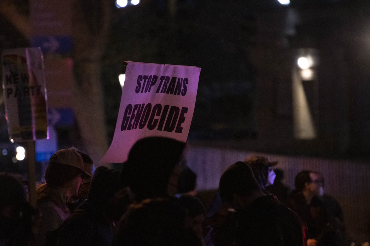lilly_kubit's tweet photo. Protesters stood outside Pitt’s O’Hara Ballroom for the entirety of the debate featuring Daily Wire’s Michael Knowles Tuesday night. Attendees were barricaded inside with fences and officers, and left through a side entrance and alleyway. https://t.co/aIzZXjnxC9