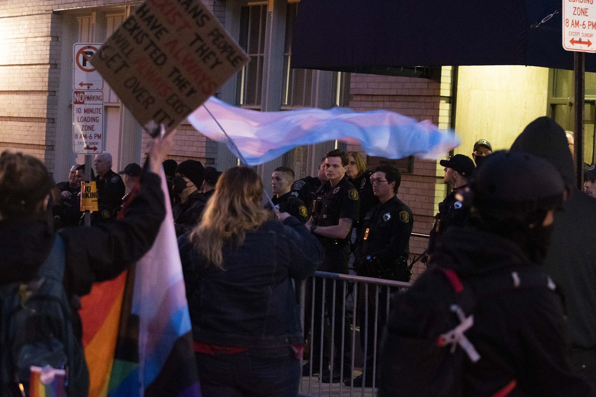 lilly_kubit's tweet photo. Protesters stood outside Pitt’s O’Hara Ballroom for the entirety of the debate featuring Daily Wire’s Michael Knowles Tuesday night. Attendees were barricaded inside with fences and officers, and left through a side entrance and alleyway. https://t.co/aIzZXjnxC9