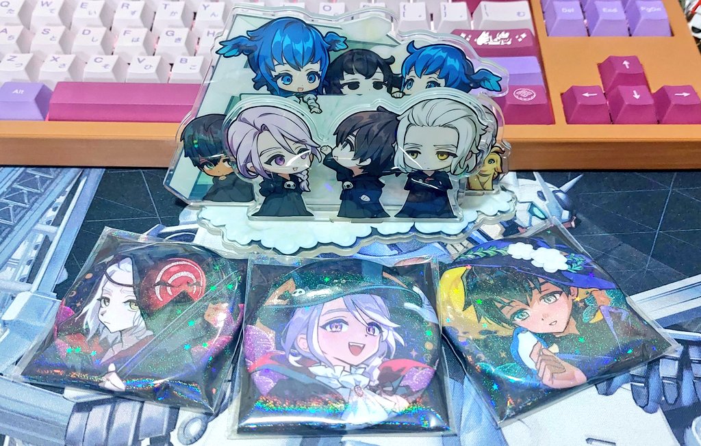 anko_bun's tweet photo. TAOBAO BOX CAME IN THANKS TO @42agent_ !!!

First up is merch by @deatherm123 !!! The standee and pins bring me so much joy! I'm so happy I was able to catch pre-orders again!!!🥲💕💕💕 https://t.co/G0sPpob2Uf
