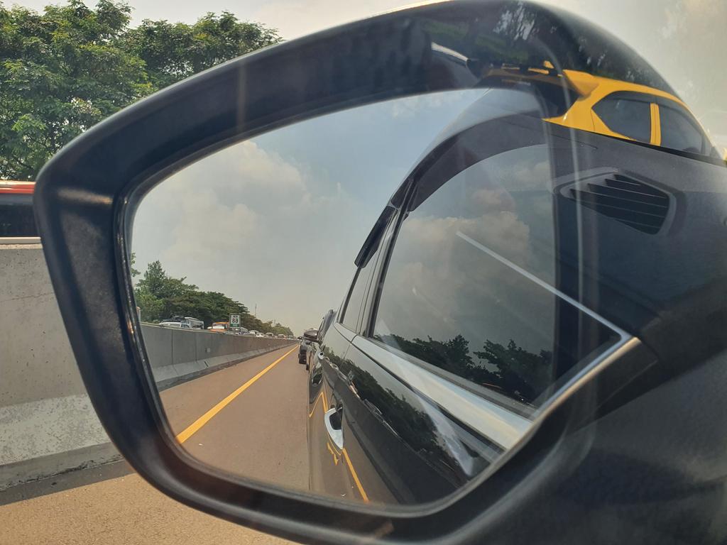 musrift's tweet photo. KM 68,8 jalur kontra berhenti, sementara jalur utama masih bisa gerak https://t.co/5GWSdPF1a9