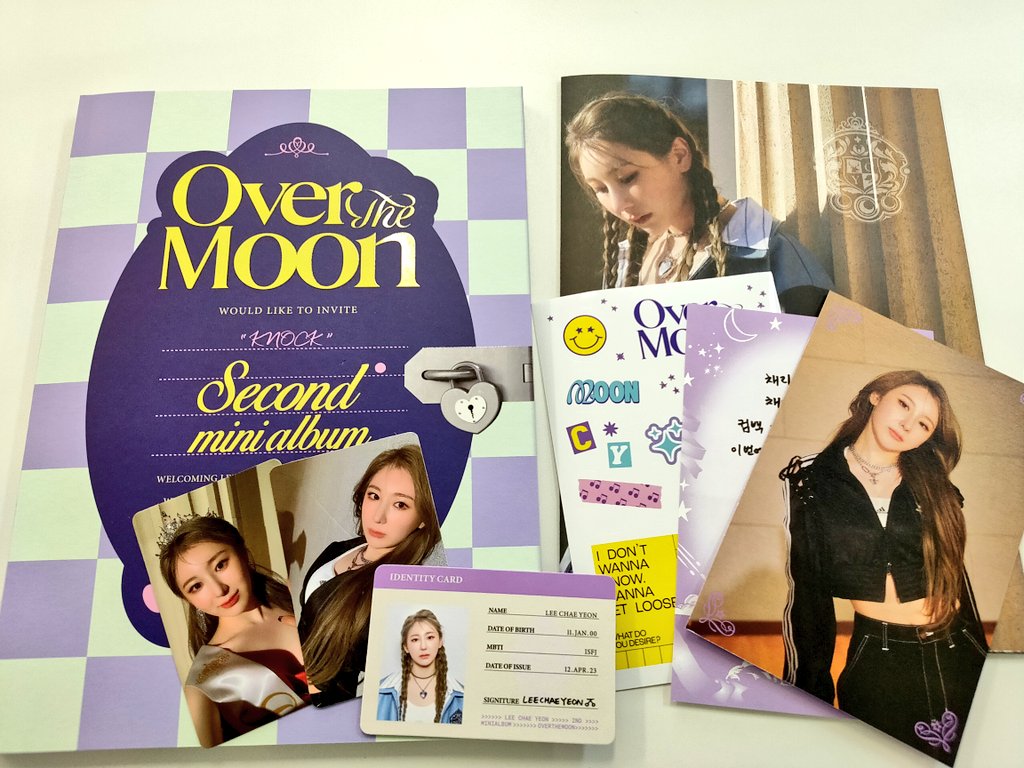 kakoransan's tweet photo. かっこいいし、カワイイし。
やっぱり２種類とも買うべきだったな。。。
とにかくステキだ！！
#이채연 #LEECHAEYEON @official_LCY https://t.co/q44YwpqBFR