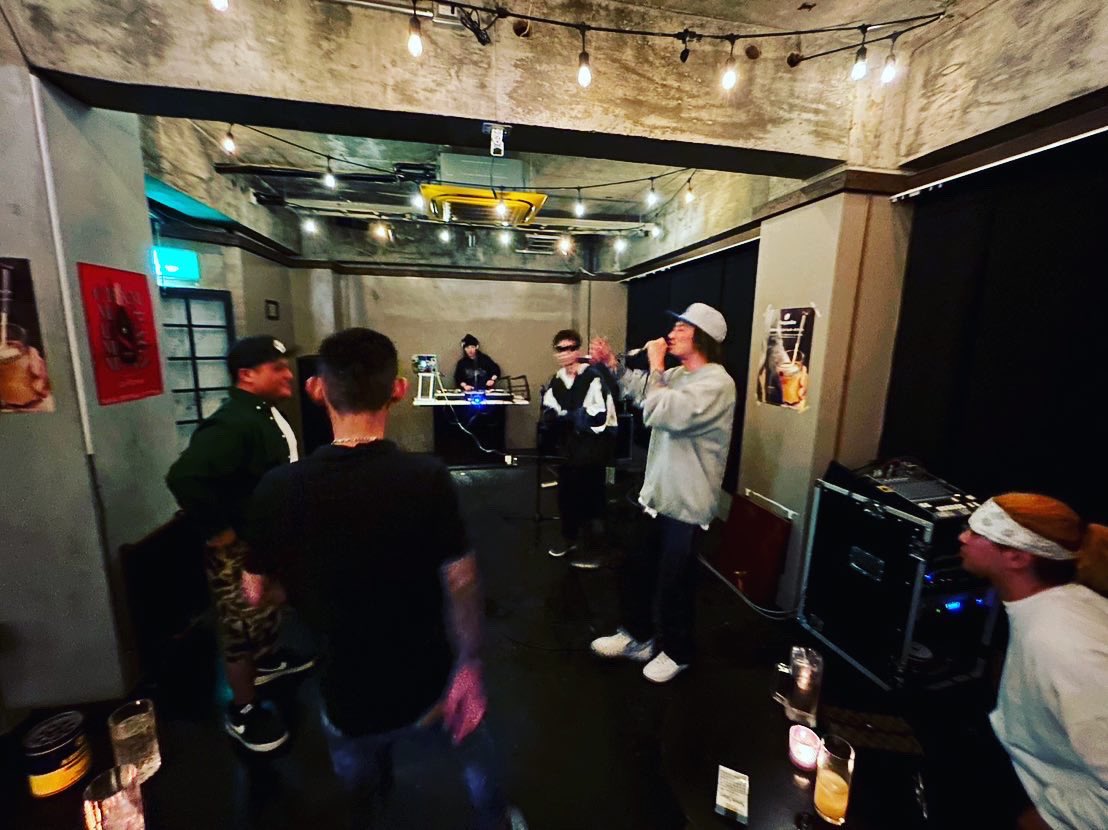 gifu_cypher's tweet photo. #hiphop #rap #freestyle #cypher #rapper #undergroundrapper #local #gifu #tamamiya #hashigo #bill #3f #sound #bar #oppaco #玉宮 #はしごびる #3階 #サウンドバー音箱 #岐阜サイファー https://t.co/2Ni8tWQl8p