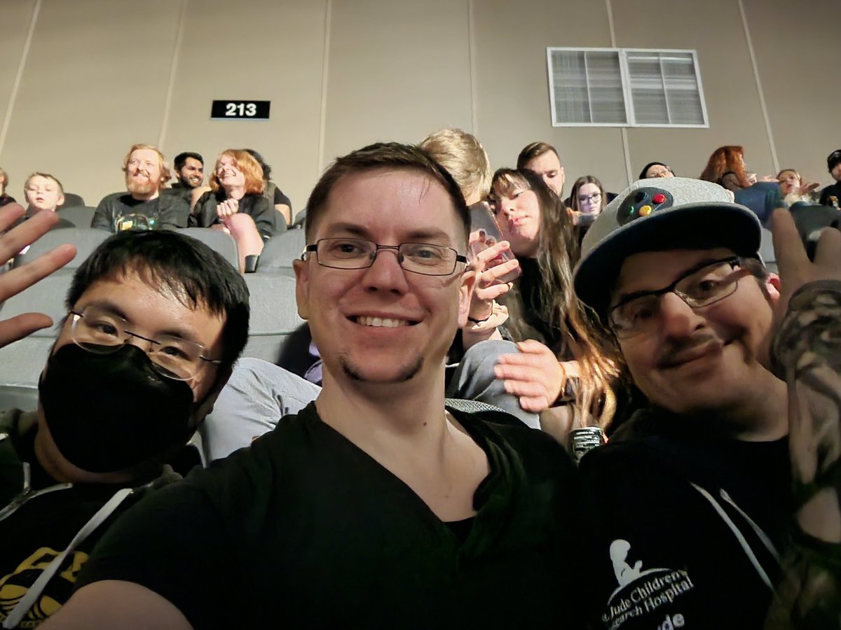 tehMorag's tweet photo. Highly Suspect, Evanescence, &amp; Muse 
With @hacky @SwiftShotTV https://t.co/GiUdl1rQcA