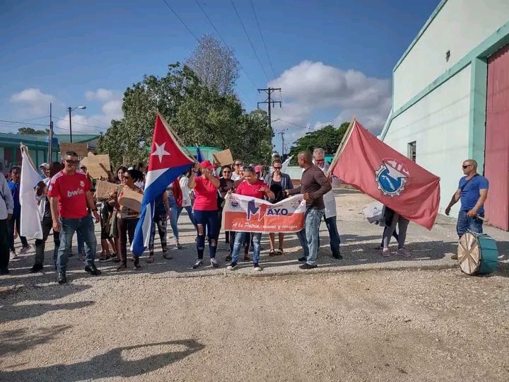 #Chambas, después de recorrer varios centros de trabajo la bandera del primero de mayo,  se les hace entrega al municipio de #Florencia por el día internacional de los trabajadores #ALaPatriaManosYCorazón <a href="/mtycubanita1/">m@tycubanita</a> @chamberohoy <a href="/lidiav67/">Lidia Viamonte Alfon</a> <a href="/YennyCarvjal/">Yenny Carvajal</a> <a href="/NunezSabari/">Elizabeth Núñez Sabarí</a>