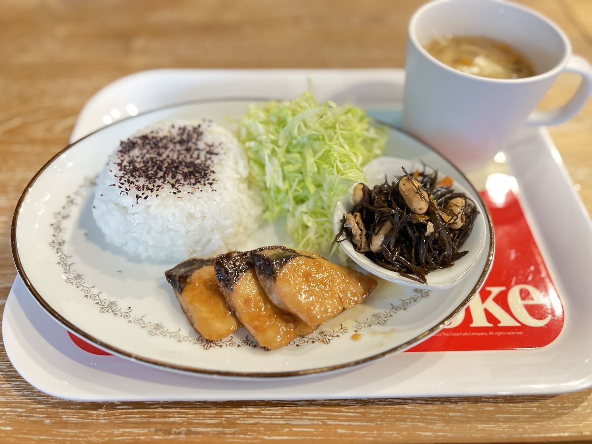 本日のランチは
ぶりの照り焼き

漁師さんから
直接、送ってもらった
お魚です🤗✨