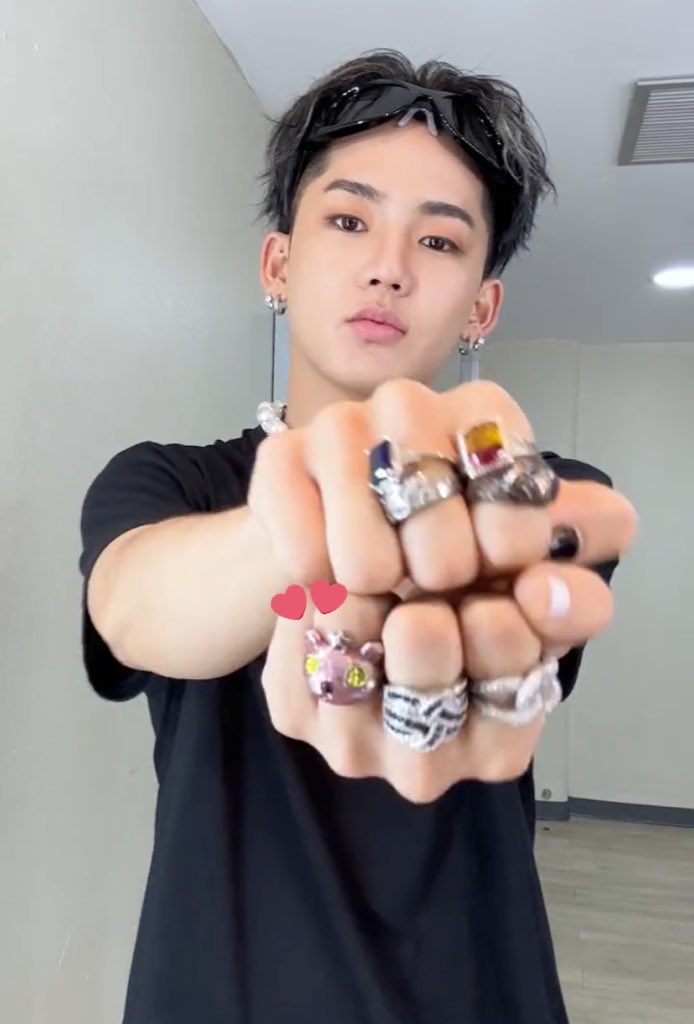 HYUNH4YI's tweet photo. someone got hyunsuk’s ring during ph con 🥹 
cr. iTreasureYOSHI #최현석 @treasuremember https://t.co/BKBaOgJZSR