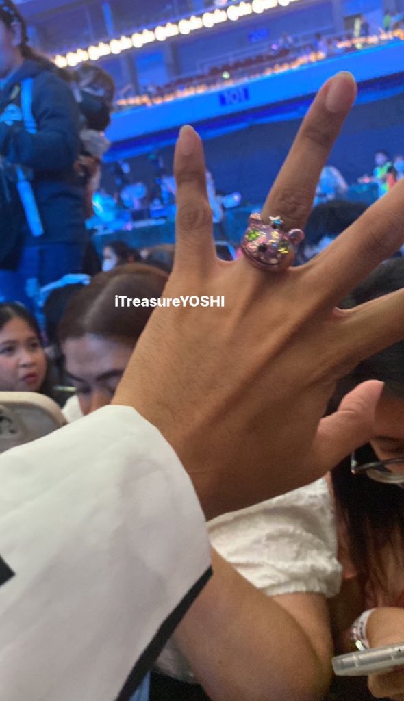 HYUNH4YI's tweet photo. someone got hyunsuk’s ring during ph con 🥹 
cr. iTreasureYOSHI #최현석 @treasuremember https://t.co/BKBaOgJZSR
