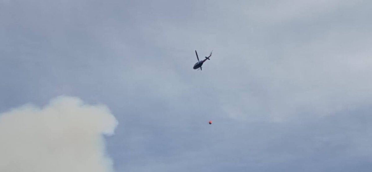 GobTlajomulco's tweet photo. El apoyo aéreo de El Palomo, Witari y Tláloc continúa. Las labores seguirán para contener el fuego y su posterior enfriamiento.

No hay riesgo para la población aledaña. Si vives por la zona, cierra puertas y ventanas. Mantén en observación a niños y personas de la tercera edad. https://t.co/SGVU2iiSWw