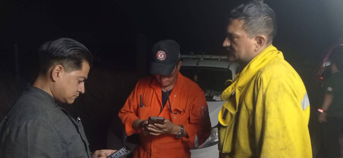 GobTlajomulco's tweet photo. El apoyo aéreo de El Palomo, Witari y Tláloc continúa. Las labores seguirán para contener el fuego y su posterior enfriamiento.

No hay riesgo para la población aledaña. Si vives por la zona, cierra puertas y ventanas. Mantén en observación a niños y personas de la tercera edad. https://t.co/SGVU2iiSWw