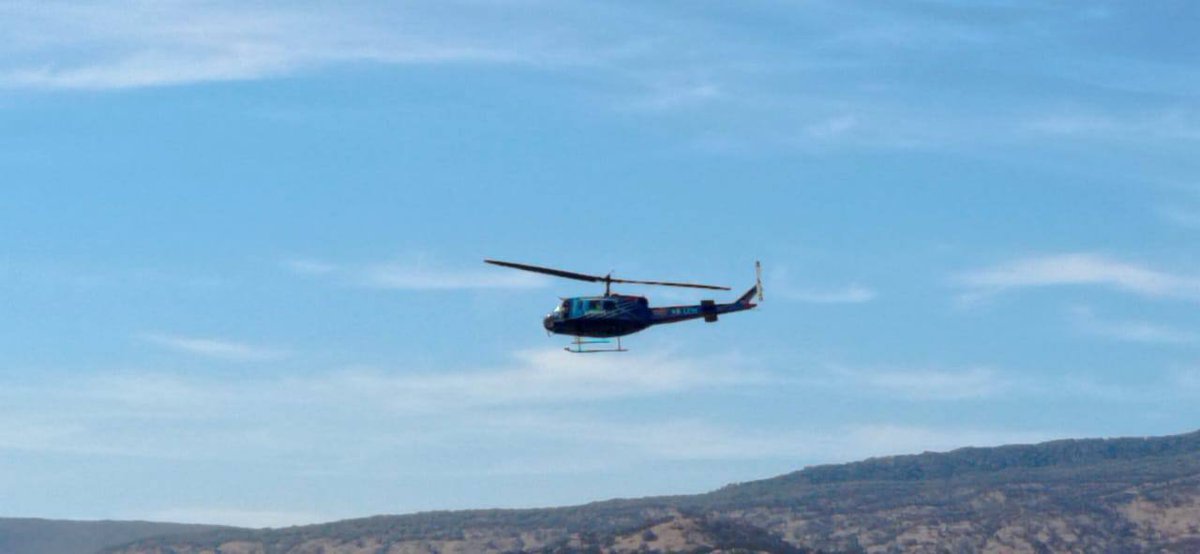 GobTlajomulco's tweet photo. El apoyo aéreo de El Palomo, Witari y Tláloc continúa. Las labores seguirán para contener el fuego y su posterior enfriamiento.

No hay riesgo para la población aledaña. Si vives por la zona, cierra puertas y ventanas. Mantén en observación a niños y personas de la tercera edad. https://t.co/SGVU2iiSWw