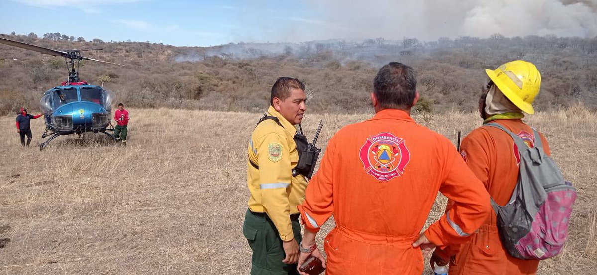 GobTlajomulco's tweet photo. El apoyo aéreo de El Palomo, Witari y Tláloc continúa. Las labores seguirán para contener el fuego y su posterior enfriamiento.

No hay riesgo para la población aledaña. Si vives por la zona, cierra puertas y ventanas. Mantén en observación a niños y personas de la tercera edad. https://t.co/SGVU2iiSWw