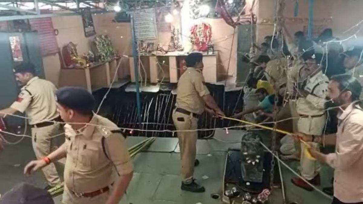 Manchh_Official's tweet photo. #Indore: बेलेश्वर महादेव मंदिर में हुए हादसे को लेकर हाई कोर्ट ने
DM टी इलैया राजा और निगम कमिश्नर हर्षिका सिंह को नोटिस जारी कर 4 हफ्ते में जवाब देने को कहा।
#templeaccident #indoretemplecollapse #indoretemple #beleshwarmahadevmandir https://t.co/pHsqQdC8Bq