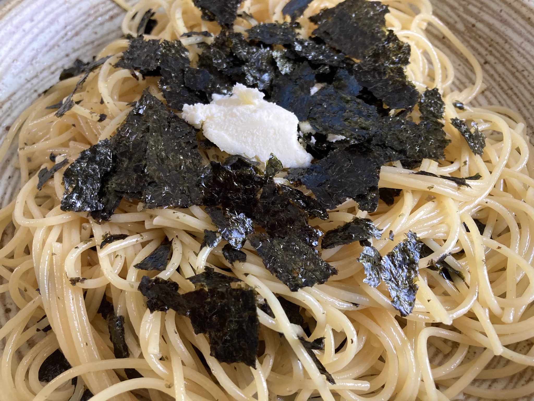 山本ゆりさんのレシピ
🍝のりバターパスタ🧈
手軽にできて美味しかった😋
お腹に余裕があったら、おかわりしたいくらい笑
シンプルだけど、海苔の風味＋バターの塩気＋だしの旨味がとても良い！
チーズ🧀も合いそうだから、今度作る時入れてみよ〜  