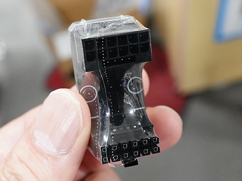 watch_akiba's tweet image. 更新：12VHPWRコネクタ向けのアングルコネクタがCableModから、対応モデルや角度違いで多数入荷 akiba-pc.watch.impress.co.jp/docs/news/news… #自作PC #CableMod