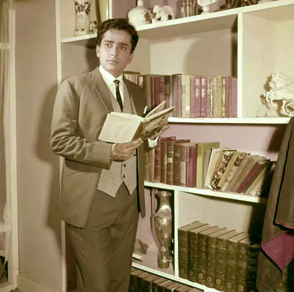 Dev Anand & Shashi Kapoor🌹📚 #devanand #evergreen #shashiKapoor #mostcharming #bollywoodflashback