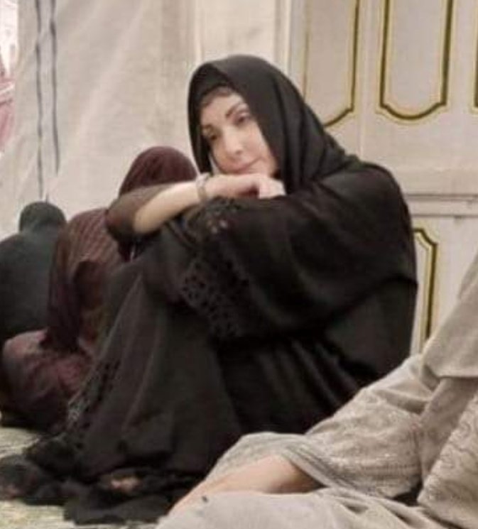 اِس کی ایکٹنگ دیکھیں اب معصوم انداز میں اور پاکستان میں محترمہ کی زبان کے ساتھ کتے کی طرح بھونکتے تھکھتی نہیں