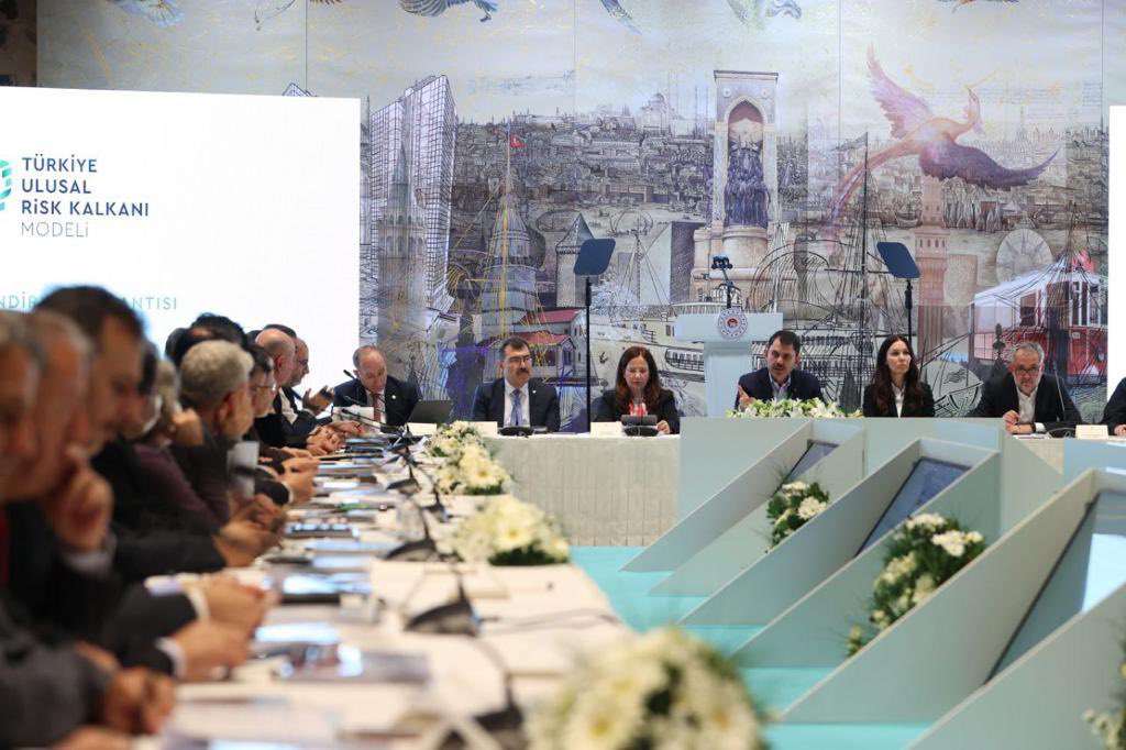 Bilgi teknolojileri ile; daha sürdürülebilir, daha yaşanabilir, daha akıllı kentler inşa etmek için, Cumhurbaşkanımızın himayesinde kurulan Bilim Kurulundayız.
<a href="/csbgovtr/">T.C. Çevre, Şehircilik ve İklim Dğş. Bakanlığı</a> Bakanı Sayın <a href="/murat_kurum/">Murat KURUM</a> ile Dolmabahçe Çalışma Ofisinde, eylem planımızı paylaştık. Hayırlı olsun. #deprem