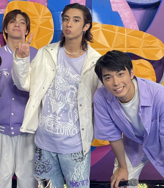 starlet_sn0w's tweet photo. on @BGYO_Mikki:

Short Sleeve T-Shirt with Print (Php 995)

Graffiti Print Straight Leg Jeans

both @Bershka

PIENALO WITH BGYO 
#BGYOsaPIENALO

#BGYO #BGYO_Mikki @bgyo_ph https://t.co/5X4MDBTawT