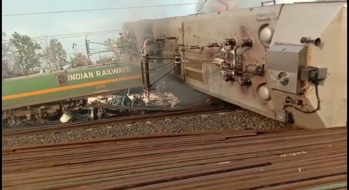 Arv_Ind_Chauhan's tweet image. Watch this

At 6:40 am, a coal loaded speeding goods 🚂 hit into rear of another coal laden train at Singhpur Station of Shahdol-Annupur Section of @DRMBilaspur division, @secrail . ⬆️⬇️ line blocked.

#SPAD #RailwaysAccident @RailMinIndia