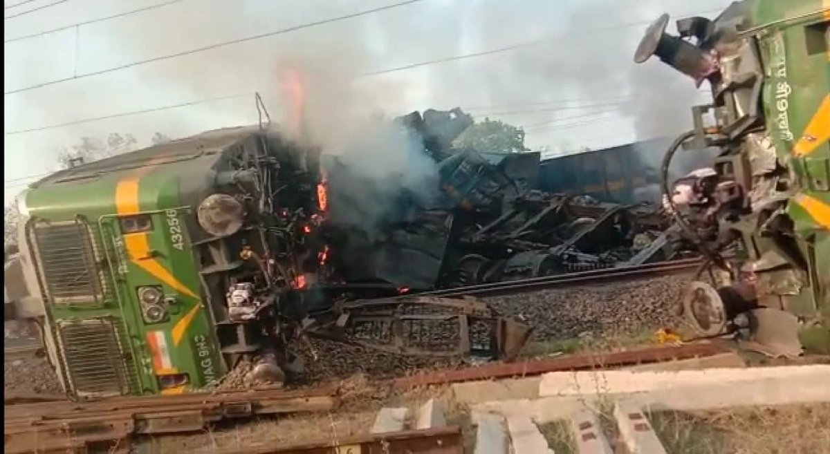 Arv_Ind_Chauhan's tweet image. Watch this

At 6:40 am, a coal loaded speeding goods 🚂 hit into rear of another coal laden train at Singhpur Station of Shahdol-Annupur Section of @DRMBilaspur division, @secrail . ⬆️⬇️ line blocked.

#SPAD #RailwaysAccident @RailMinIndia