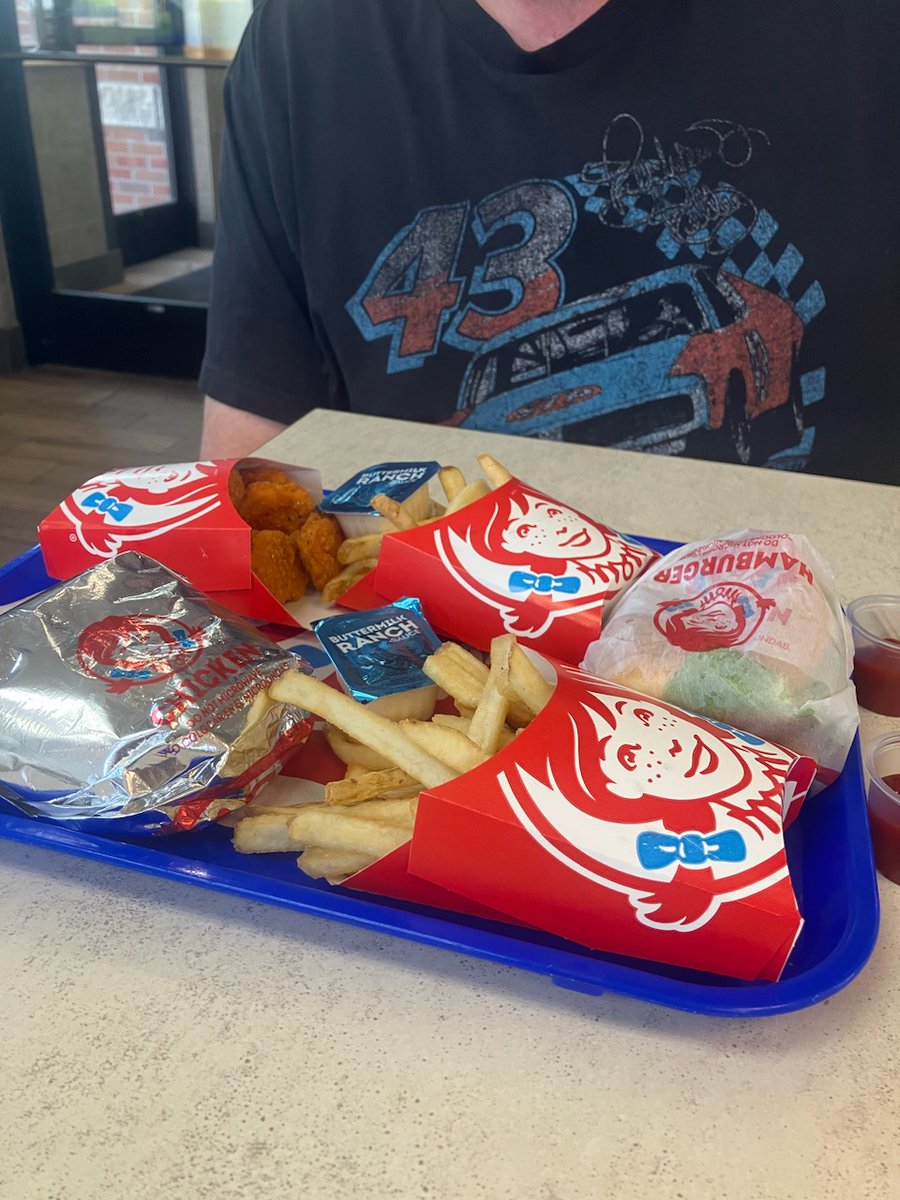 cfrazier3fan's tweet photo. @Wendys I'm so excited you teamed up with @NoahGragson  for the race at @TALLADEGA I just had to have some spicy nuggets and my favorite, the junior bacon cheese burger for dinner. Go @LegacyMotorclub ! https://t.co/5dlr7MaNSg