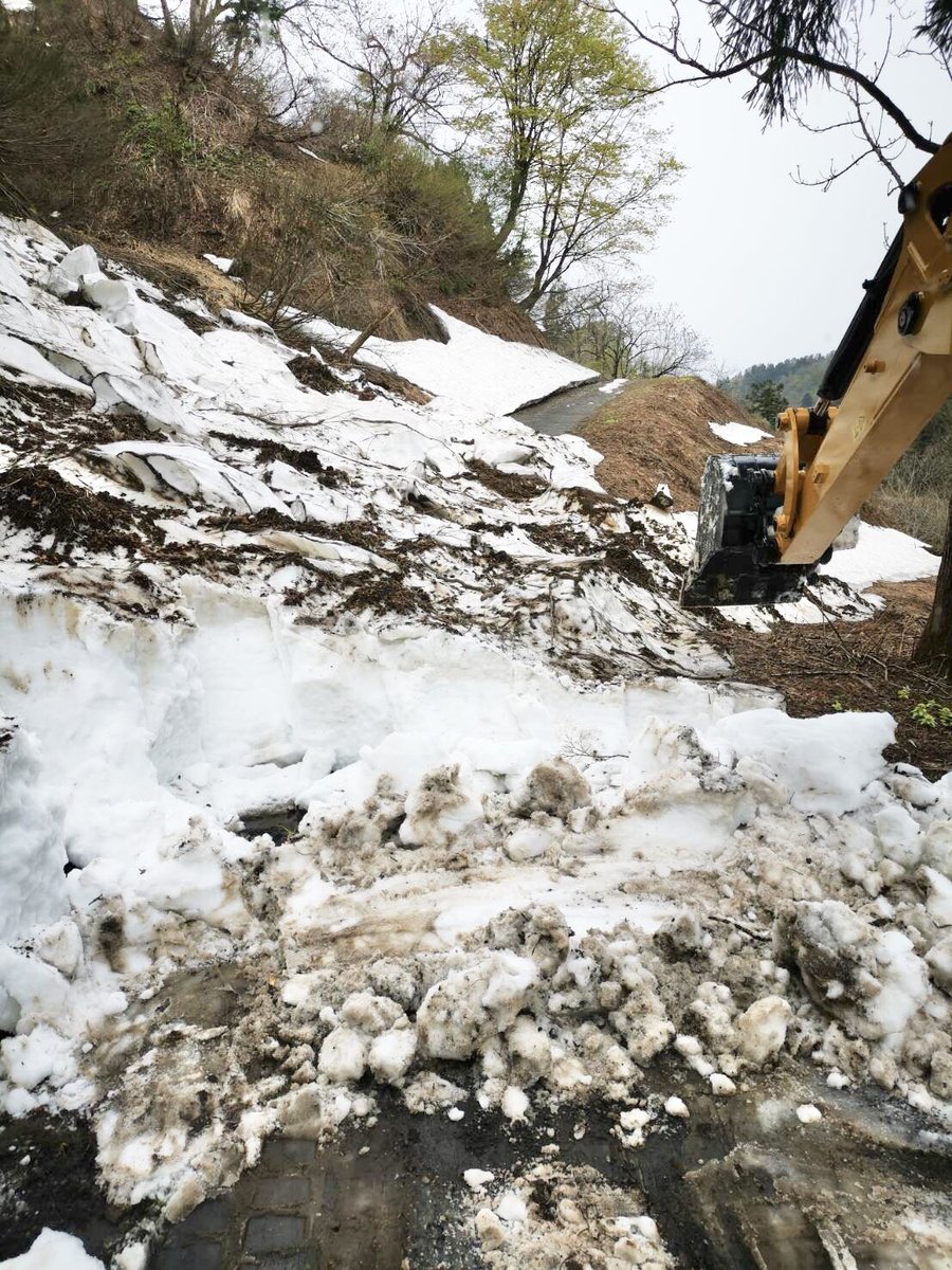 mikochika1's tweet photo. 本日(4/19)の奥之院道路の除雪風景です。
本社の雪はとけましたが、奥之院はまだまだこんな状況😢
凍った雪で道が完全に塞がっています💦
GWに間に合うよう、急ピッチで除雪作業をしております。
今しばらくお待ちください🙇‍♀️ https://t.co/rPbrQ2uZ5v