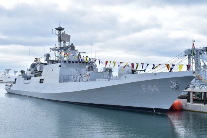 thisdayin_IN's tweet photo. #INSTabar (F44), a Talwar-class frigate, was commissioned into the @indiannavy on 19 April 2004. #ThisDayInIndianNavy
Capt (later VAdm) Anurag Thapliyal, was the commissioning CO. Tabar's crest depicts two crossed battle axes over blue and white waves against a red background. https://t.co/Zxeos587yx