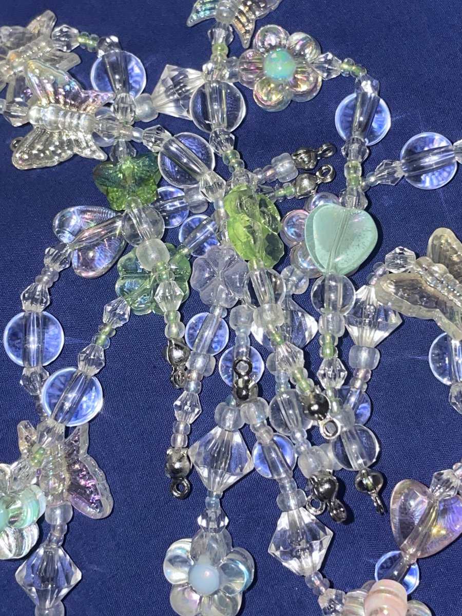 ☀️테루테루-도리☀️
선착 특전으로 동봉된 키트입니다!
-
하단에 달린 고리를 상단 집게 고리랑 이어 지퍼 등에 키링으로 사용하셔도 되고, 도리와 합체해 사용하셔도 됩니다. 상단 고리에 볼체인을 연결해 맑은 날 햇빛 아래 두시면 반짝거리는 도리를 볼 수 있습니다!