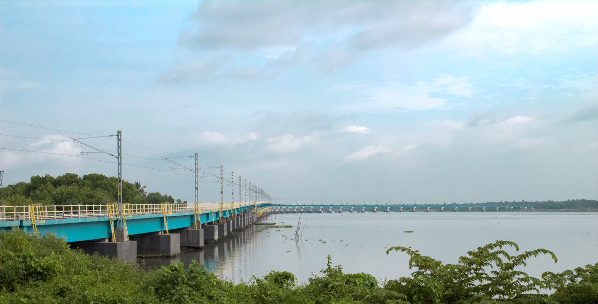 RailMinIndia's tweet photo. The stunning Vallarpadam Railway Bridge, soaking in the beauty of the Vembanad Lake.

#RailMarvels https://t.co/Kr8xte0vum