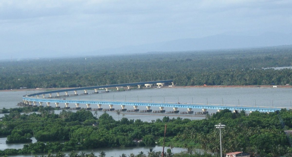 RailMinIndia's tweet photo. The stunning Vallarpadam Railway Bridge, soaking in the beauty of the Vembanad Lake.

#RailMarvels https://t.co/Kr8xte0vum