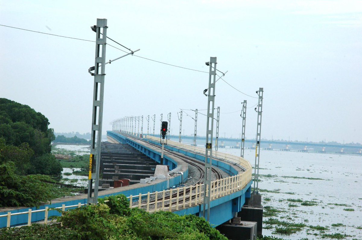RailMinIndia's tweet photo. The stunning Vallarpadam Railway Bridge, soaking in the beauty of the Vembanad Lake.

#RailMarvels https://t.co/Kr8xte0vum