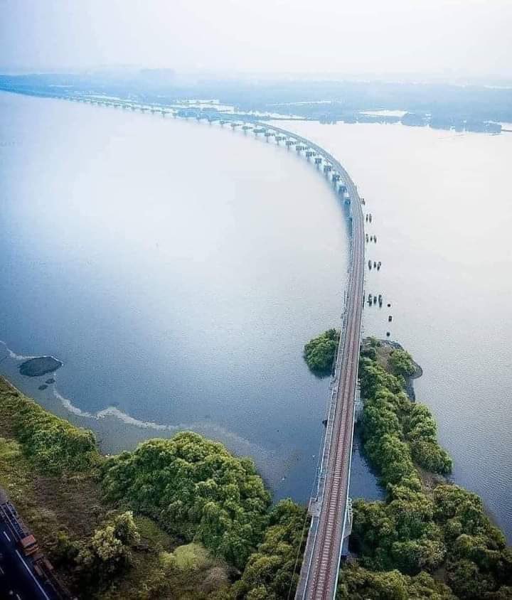 RailMinIndia's tweet photo. The stunning Vallarpadam Railway Bridge, soaking in the beauty of the Vembanad Lake.

#RailMarvels https://t.co/Kr8xte0vum