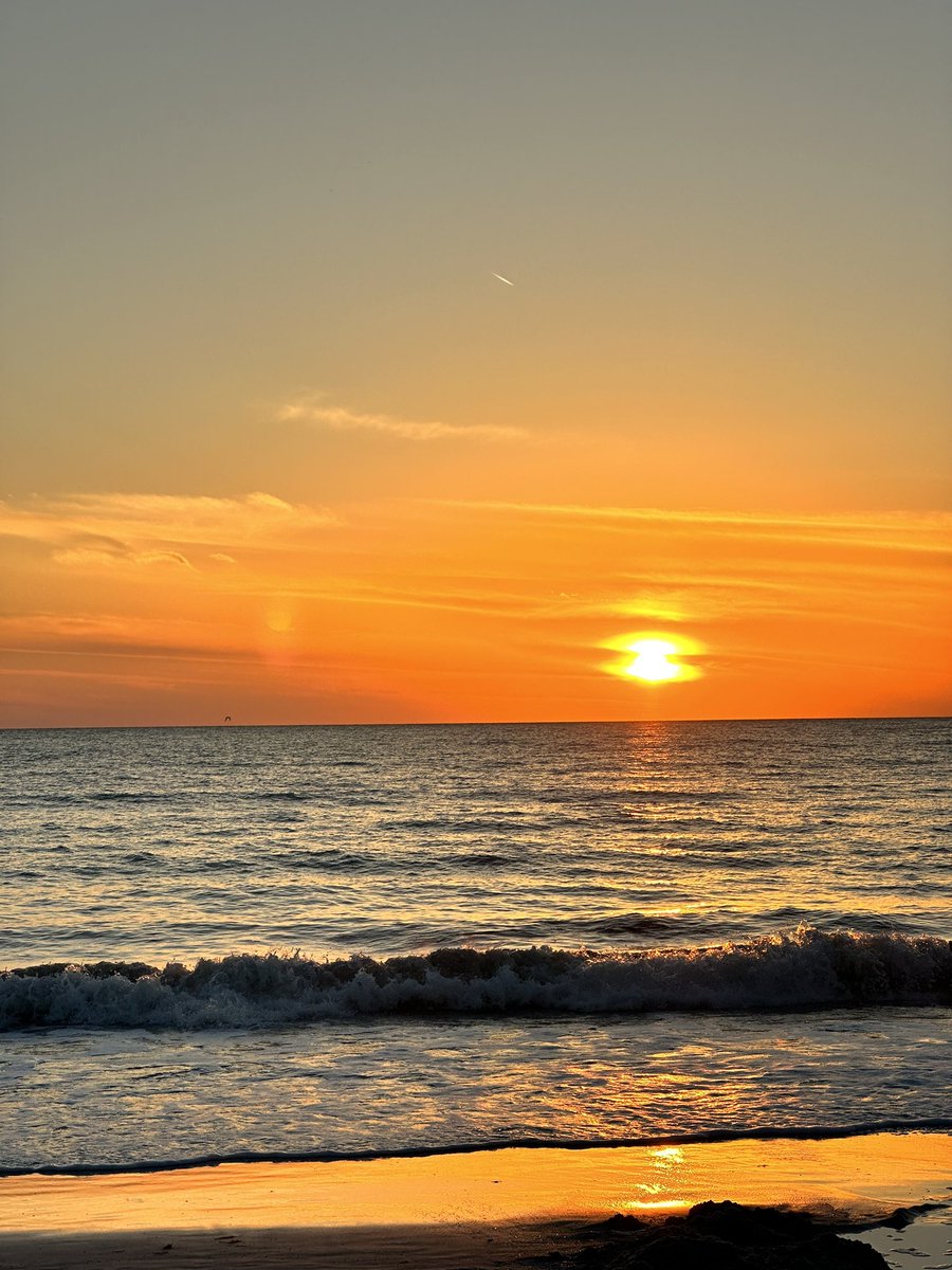ktiblanco's tweet photo. Hoy vi un sarpado atardecer y de la nada aparecieron delfines en la orilla del mar todavia no caigo 🥲 https://t.co/KwrIJdKOVz