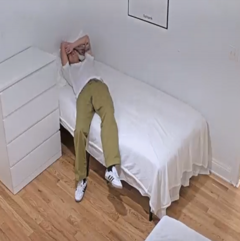 MaceGUK's tweet photo. #fishtanklive bro is already losing it. Screaming randomly, crying in his bed. He needs heroin NOW https://t.co/UiYZGYqPbH