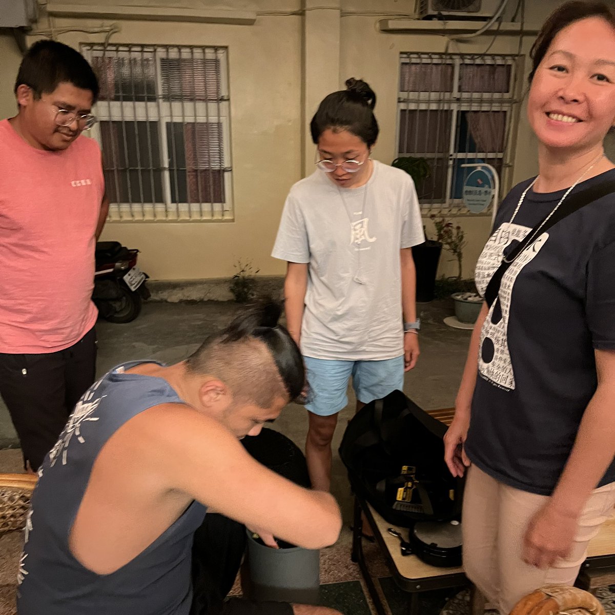 fuheichen's tweet photo. 我們是一間民宅、老房改造，座落在小琉球巷弄內。
簡易的設備和復古的佈置，讓你有回到家的舒適感。

Instagram：staysalty2019
☎️0988099722(LINE)
✳️+886 913295887(WhatsApp)
#taiwan #diving #homestay #besthost #liuqiuisland #guesthouse #小琉球民宿 #虎斑貓 #老屋民宿 #老宅 #老房子 https://t.co/lcdY9JgdEF