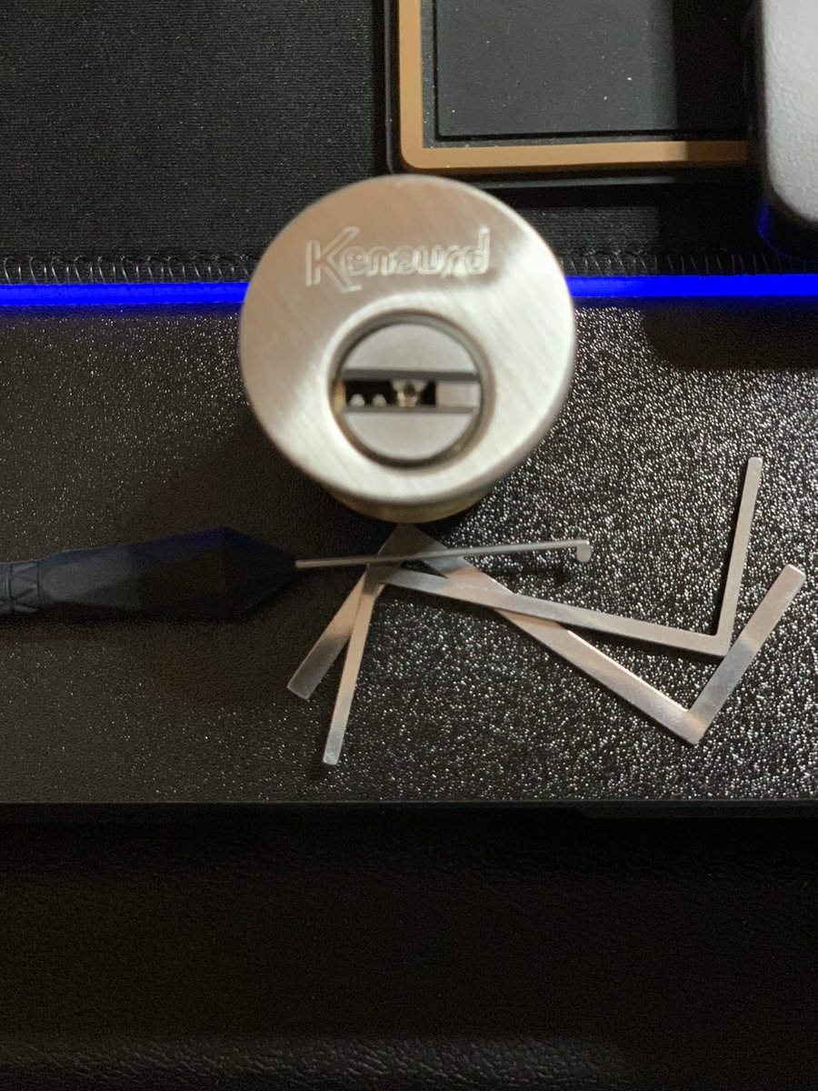 soapszzz's tweet photo. I normally hate using z-bar tension rods but actually starting to think they’ve been for dimple locks all along. Actually fit nicely and don’t clog up room for picking #locksport #dimplelocks https://t.co/QvmA7j50r2