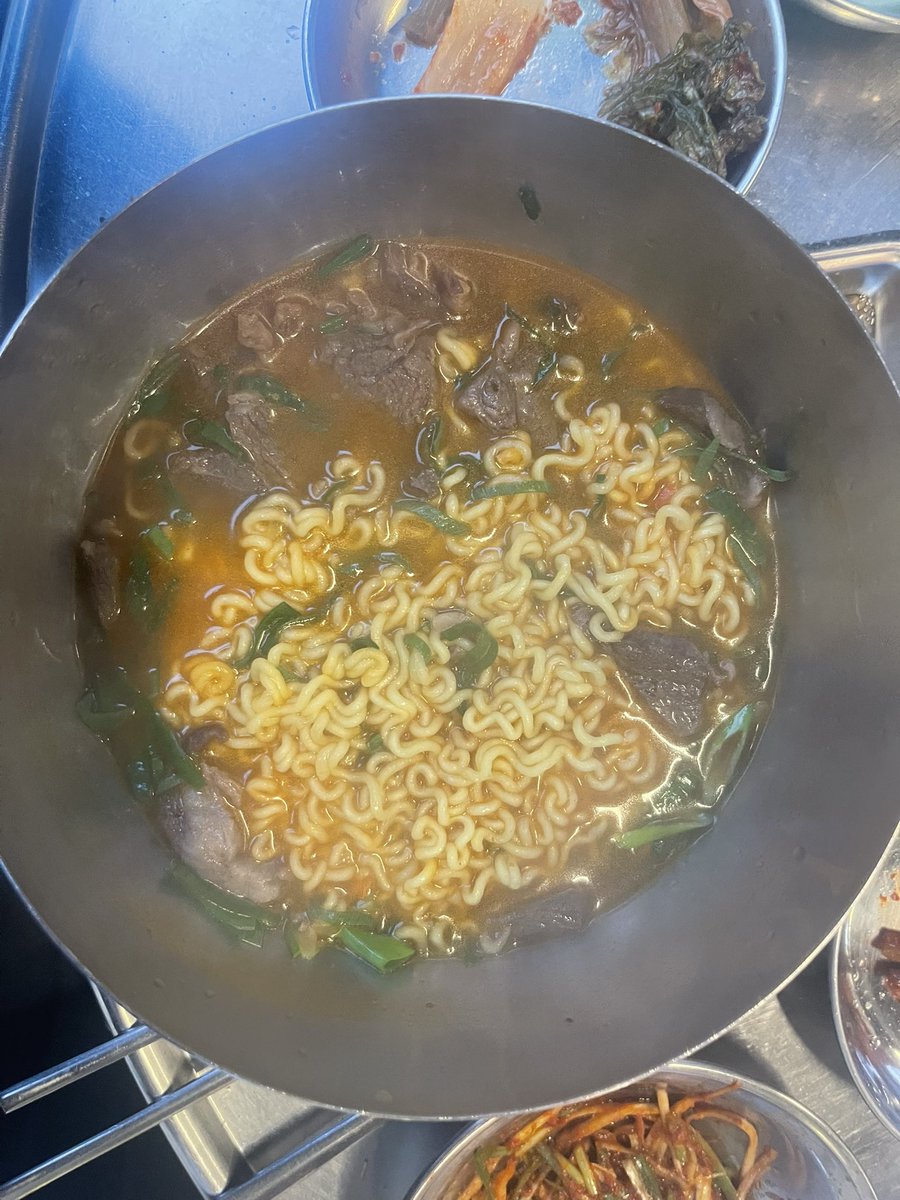 JJIN_potato's tweet photo. 아빠가 내 폰을 뺏어가더니 라면 사진을 이렇게 찍고 잘 찍었다고 뿌듯해하신다 https://t.co/jJTAVCDCLj