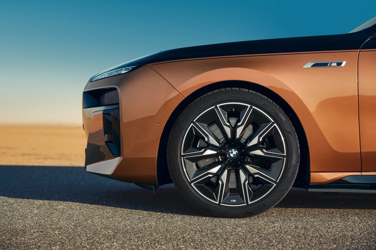 askabtauto's tweet photo. The 660hp BMW i7 M70 has been revealed as the brand's most powerful EV 
Dual-motor drivetrain
660hp | 1,015 Nm in Sport mode, 1,100Nm in when M Launch Control or M Sport Boost is activated 
0-100kph in 3.7 secs, making it BMW's fastest all-electric model https://t.co/ZW7Hra3FMn