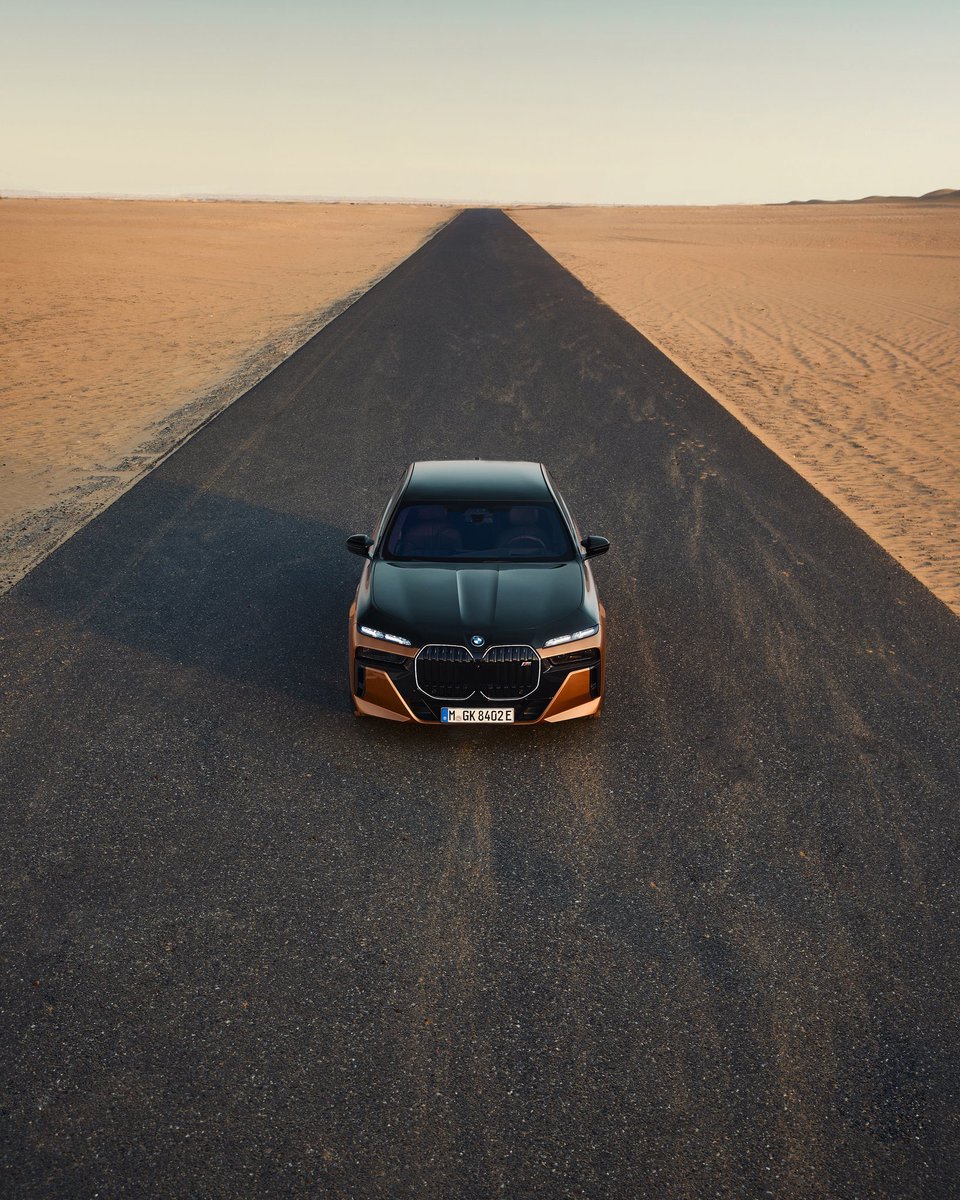 askabtauto's tweet photo. The 660hp BMW i7 M70 has been revealed as the brand's most powerful EV 
Dual-motor drivetrain
660hp | 1,015 Nm in Sport mode, 1,100Nm in when M Launch Control or M Sport Boost is activated 
0-100kph in 3.7 secs, making it BMW's fastest all-electric model https://t.co/ZW7Hra3FMn
