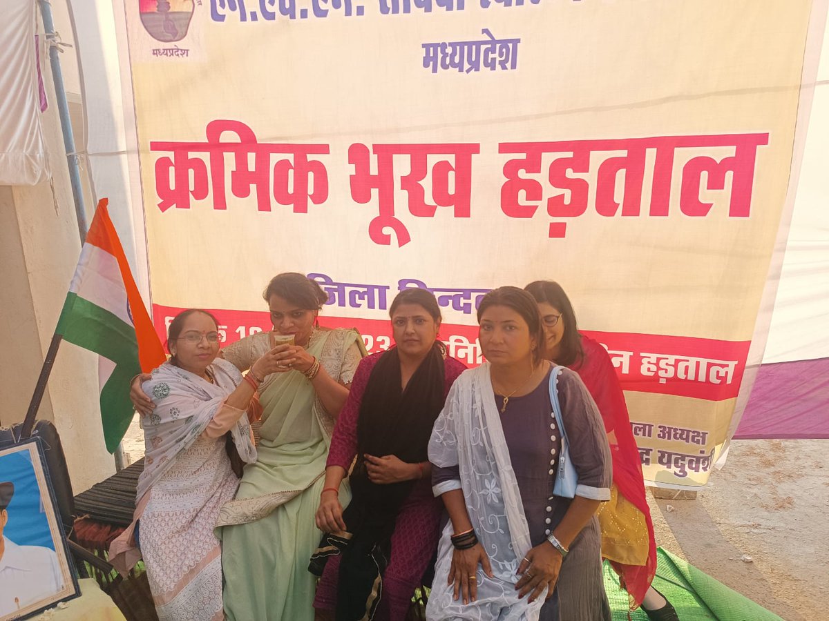 9827034's tweet photo. कल प्रदेश सभी संविदा साथी पू��े दिन भूखे प्यासे रहे सिर्फ एक उम्मीद पर कि उनके मामाजी
@ChouhanShivraj
 उन्हें और उनके परिवार के (160000) सदस्यों को भूखे मरने नहीं देंगे।आख़िर क्यों 5 जून 2018 की संविदा नीति एनएचएम में आज दिनांक तक लागू नहीं हुई ?
#एनएचएम_एमपी_भूख_हड़ताल_दूसरा_दिन https://t.co/7aEUb4ZzIw