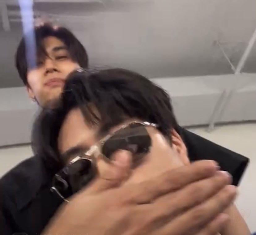 _somyingg_'s tweet photo. @ChenRcj ภาพที่มีเสียง….

จุงอย่าทำน้อง ปิดแทบไม่ทัน ไลฟ์หายวับไปกับต่🤣🤣🤣

#Gemini_NT #Gemini #dunknatachai #joongarchen https://t.co/Rg9BR5YOp0